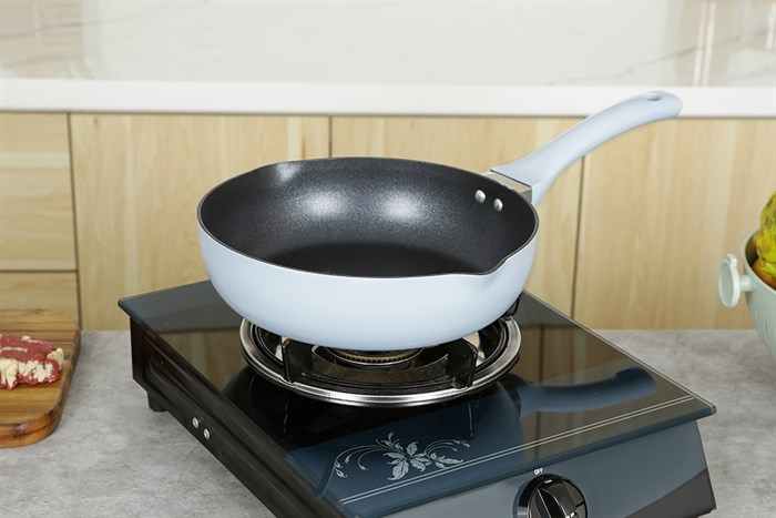 Bạn không nên sử dụng vật nhọn hoặc kim loại để cạo hoặc chà rửa chảo