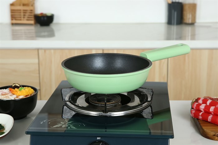 Chảo nhôm chống dính đáy từ 20 cm Elmich Hera II EL-5941GY20 Màu Xanh lá Chảo Elmich EL-5941GY20 có lớp phủ sơn chống dính Galaxy Light, chịu nhiệt tối đa 420°C, hạn chế mài mòn, chống dính cháy thực phẩm, dễ lau chùi