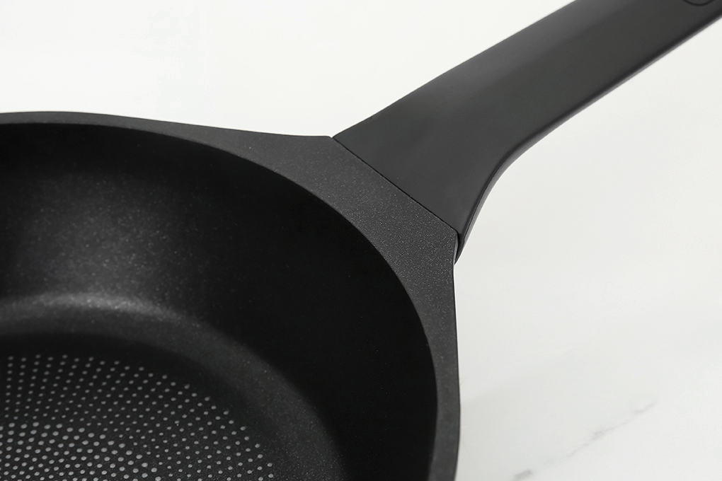 Chảo nhôm sâu chống dính đáy từ 22 cm Tefal Robusto E2490344 Màu Đen