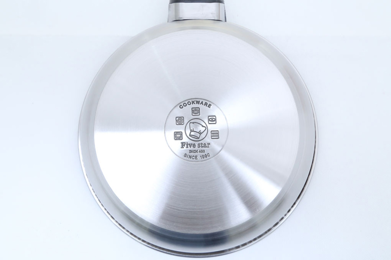 Đáy chảo 3 lớp. Lớp inox 430 ngoài cùng có đặc tính nhiễm từ, lớp nhôm ở giữa giúp thu nhiệt nhanh và dẫn nhiệt tỏa đều, lớp trong cùng là inox 430 phủ chống dính ít bị oxi hóa, ít phản ứng với thức ăn, đảm bảo an toàn.