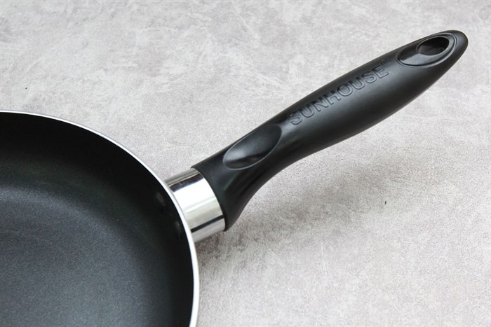 Chảo nhôm chống dính đáy từ 22 cm Sunhouse SHM22 Màu Đen