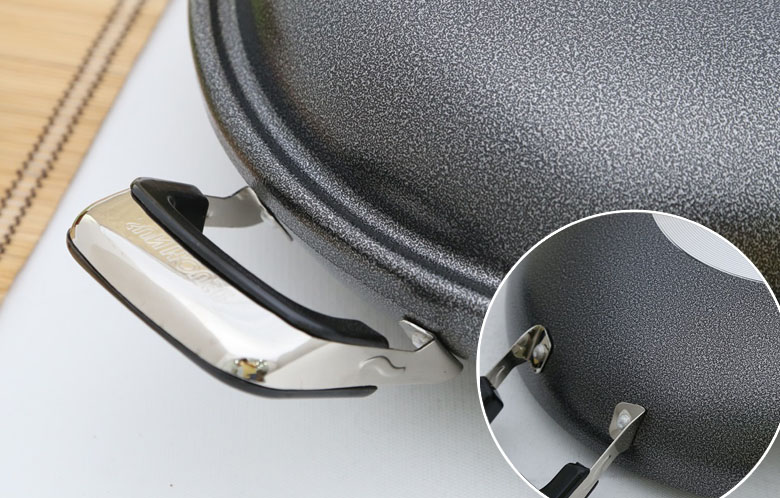 Tay cầm bọc nhựa cách nhiệt giúp bạn di chuyển, bảo quản chảo thuận tiện, ốc vít lắp khít, chắc chắn. Tay cầm bọc nhựa cách nhiệt giúp bạn di chuyển, bảo quản chảo thuận tiện, ốc vít lắp khít, chắc chắn.