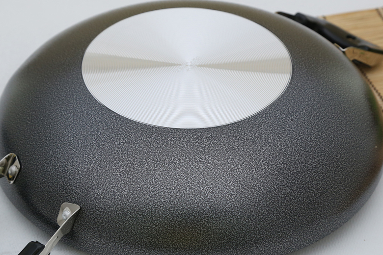 Đáy chảo phủ lớp chống oxi hóa bên ngoài, chống trầy xước, dễ vệ sinh Đáy chảo phủ lớp chống oxi hóa bên ngoài, chống trầy xước, dễ vệ sinh