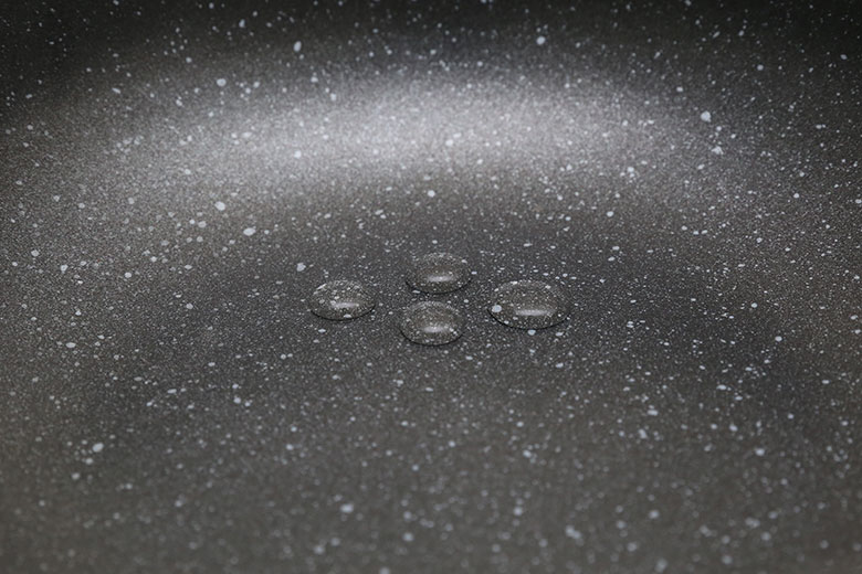 Bề mặt chảo phủ lớp đá hoa cương tăng khả năng chống dính, siêu bền và kháng khuẩn, cho bạn nấu ăn an toàn và thoải mái mà không lo trầy xước mặt chảo, dễ dàng vệ sinh.