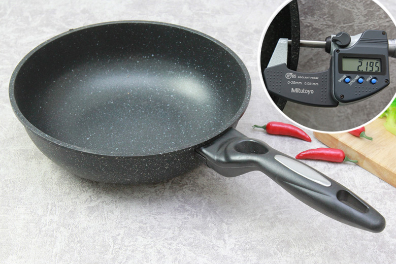 Chảo hợp kim nhôm có độ dày khoảng 2.2 mm.