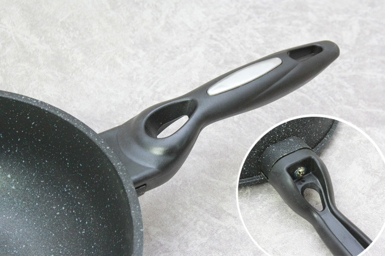 Tay cầm chảo chắc chắn được bọc nhựa chống nóng và chống cháy, có ốc vít vào thân chảo. Thiết kế có sẵn móc treo tiện dụng cất giữ.