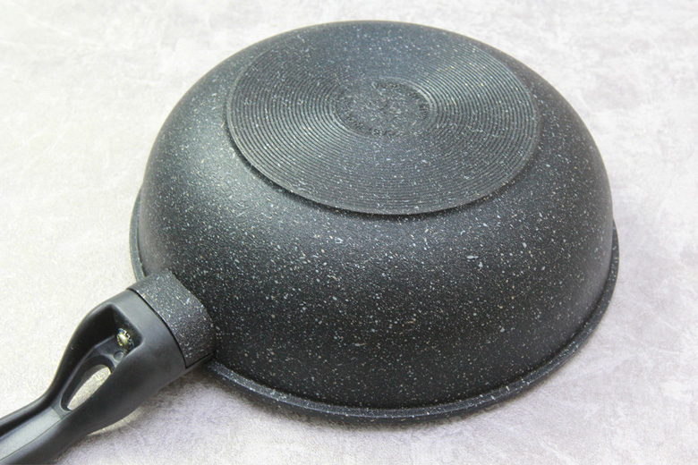 Chảo hợp kim nhôm với mặt ngoài phủ lớp đá hoa cương gia tăng độ bền và nét sang trọng, chống trơn trượt, vệ sinh dễ dàng. Chảo hấp thụ nhiệt nhanh, truyền nhiệt đều và tốt, giữ nhiệt lâu, cho việc nấu nướng tiết kiệm thời gian và lượng dầu.