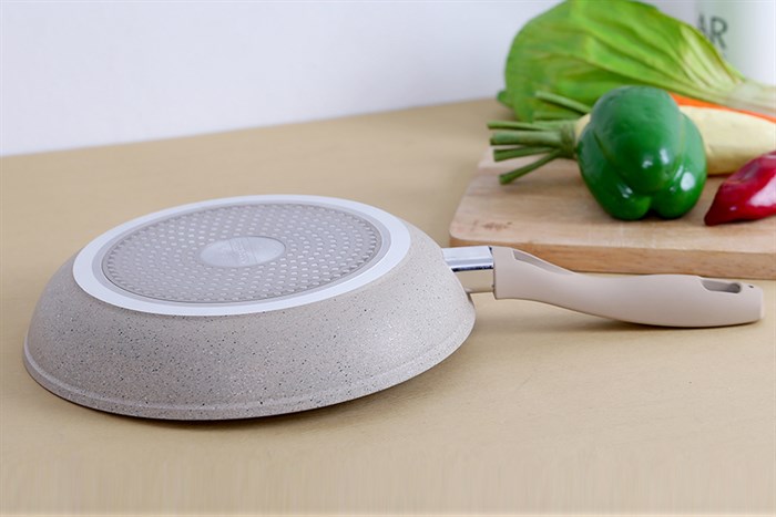 Chảo nhôm chống dính đáy từ 26 cm Happycook Charm CHP-26 Màu Nâu nhạt