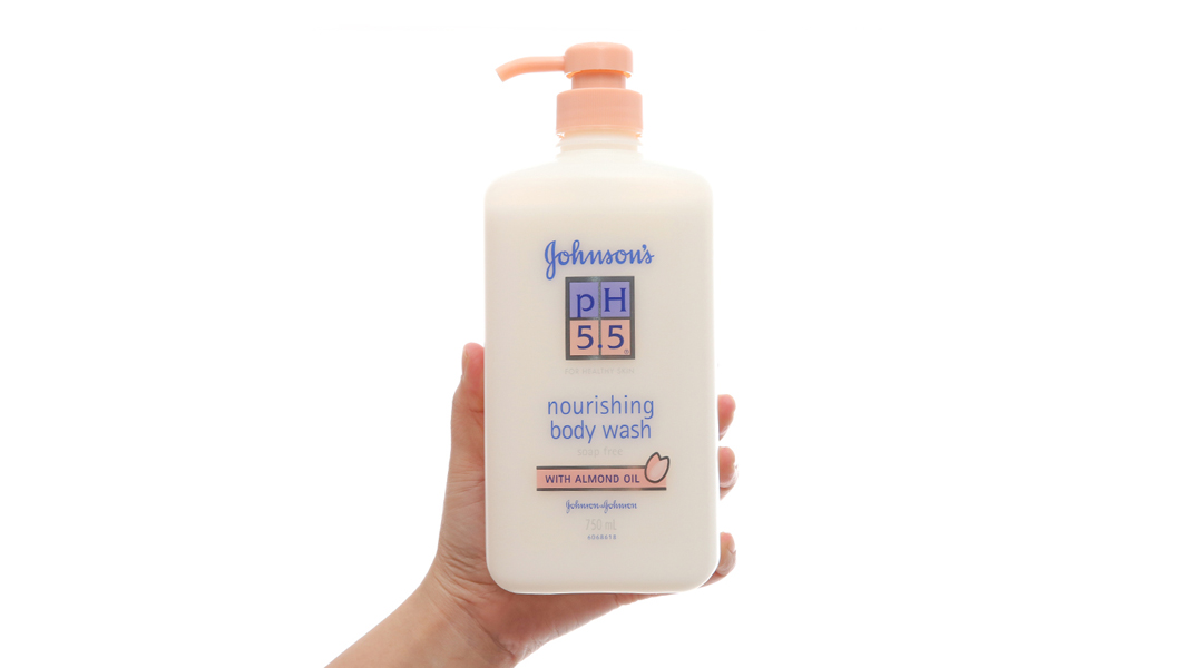 Sữa tắm Johnson's pH 5.5 dưỡng thể với dầu hạnh nhân giúp da mềm mại