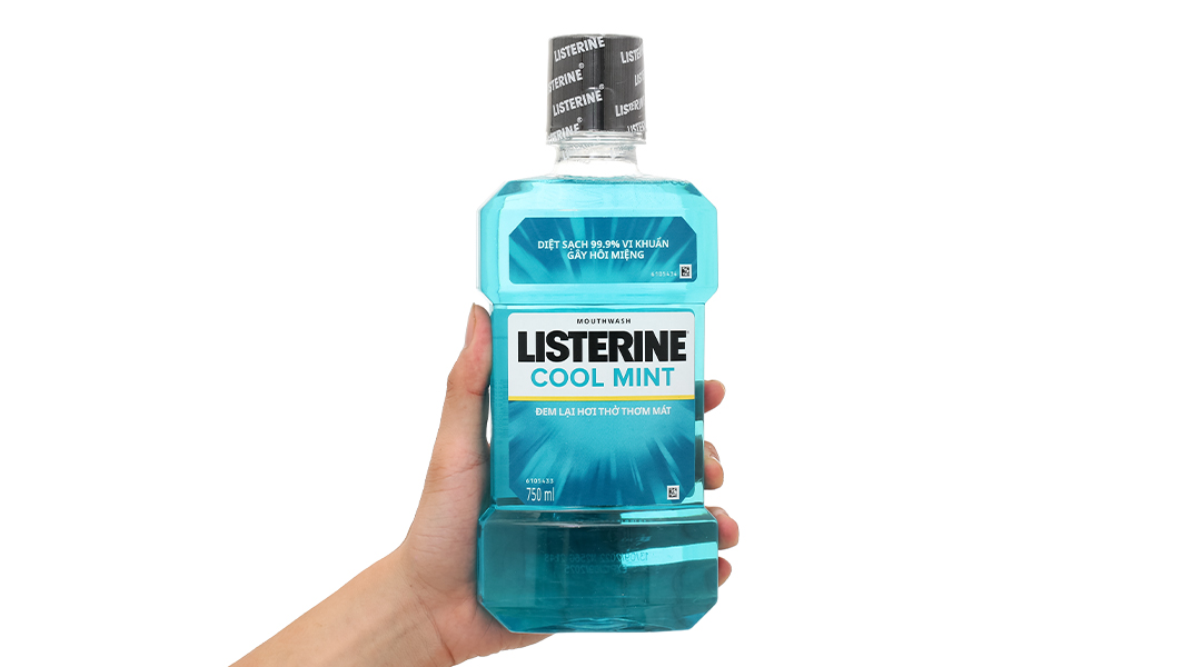 Nước súc miệng Listerine Cool Mint giúp hơi thở thơm mát