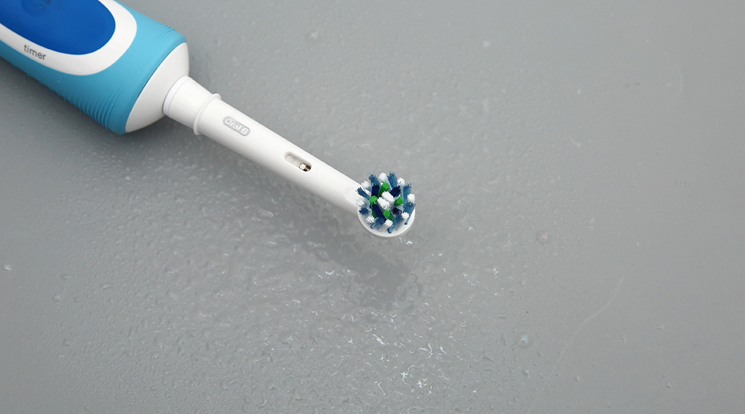 Bàn chải điện Oral-B Vitality CrossAction Blue D12.513 - 8