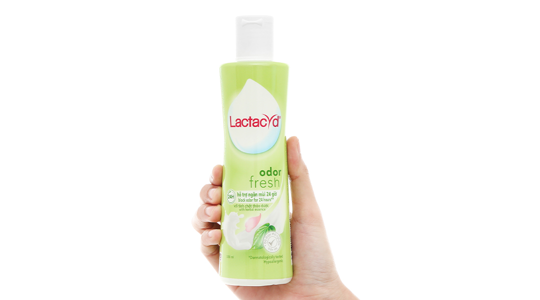 Dung dịch vệ sinh Lactacyd Odor Fresh lá trầu