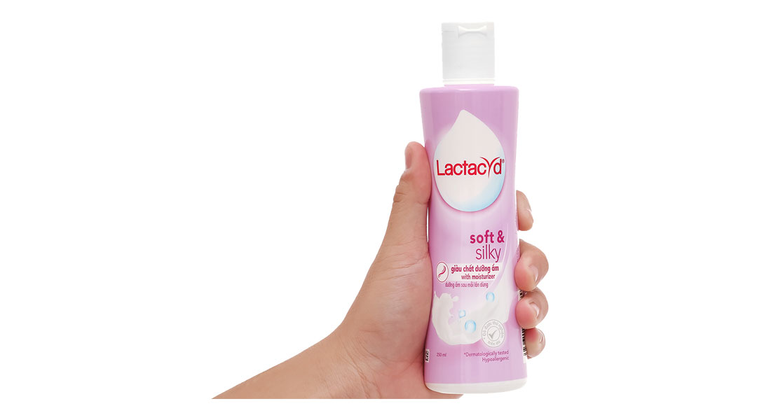 Dung dịch vệ sinh phụ nữ Lactacyd Soft & Silky giữ ẩm