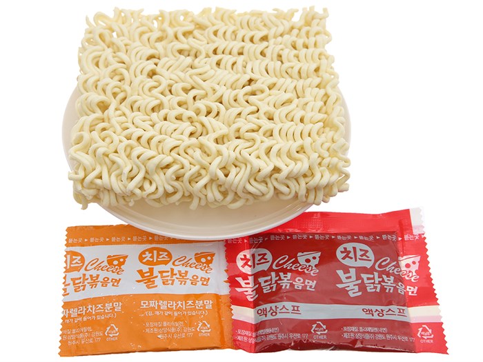 Mì khô gà cay Samyang vị phô mai gói 140g