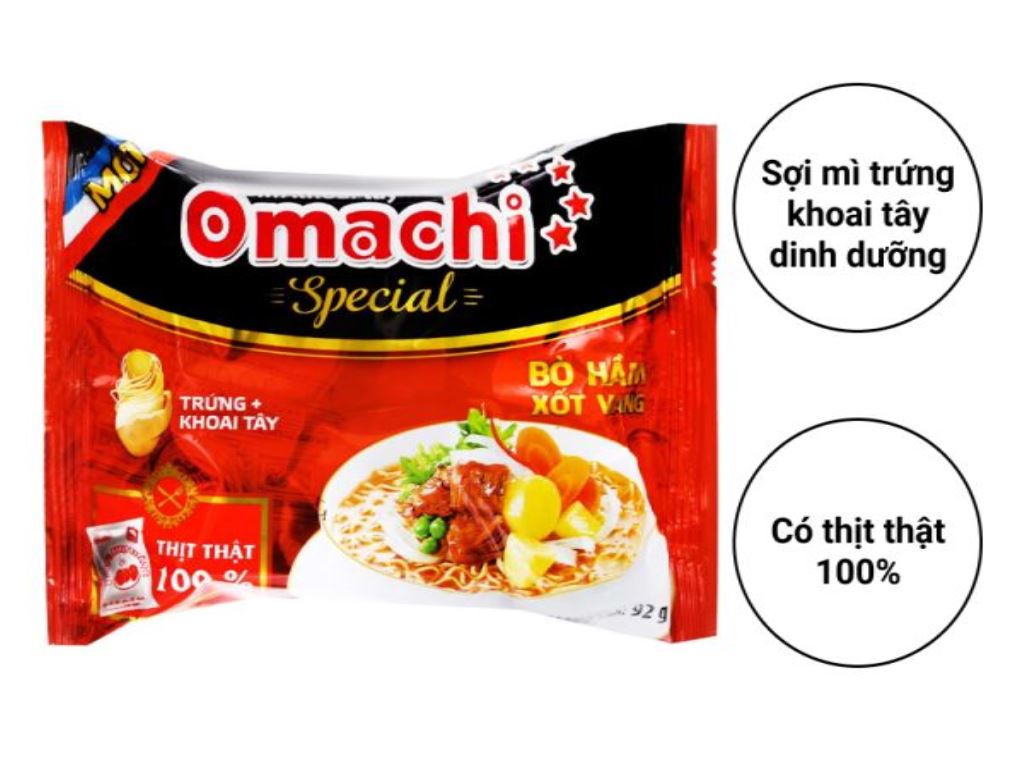 What are the ingredients used in the Omachi bò hầm sốt vang noodle soup?