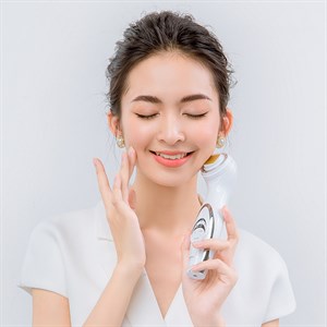 Máy massage nâng cơ và tái tạo da chuyên sâu Lifetrons RF-700