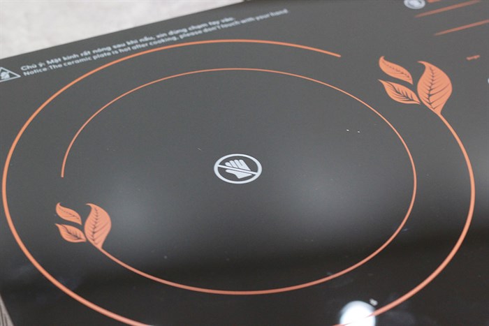 Bếp hồng ngoại Comet CM5558 Màu Đen