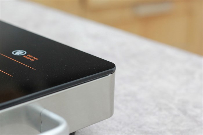 Bếp hồng ngoại Comet CM5558 Màu Đen