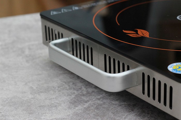 Bếp hồng ngoại Comet CM5558 Màu Đen