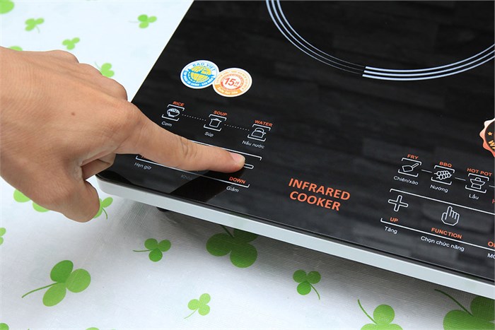 Bếp hồng ngoại Comet CM5536 Màu Đen