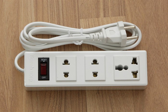 Ổ cắm điện Điện Quang 3 lỗ 2m 002A-02