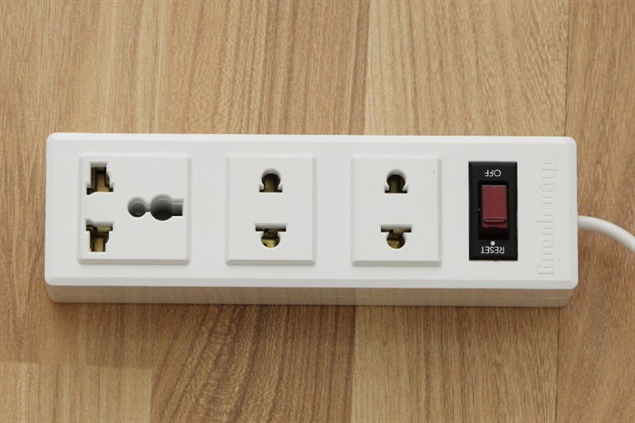 Ổ cắm điện Điện Quang 3 lỗ 2m 002A-02 Màu Trắng