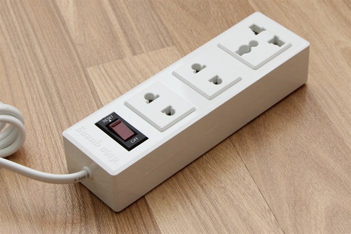 Ổ cắm điện Điện Quang 3 lỗ 2m 002A-02 Màu Trắng