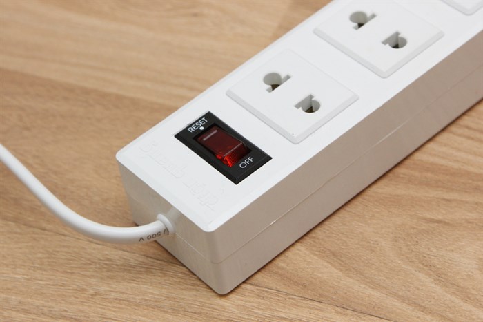 Ổ cắm điện Điện Quang 3 lỗ 2m 002A-02 Màu Trắng