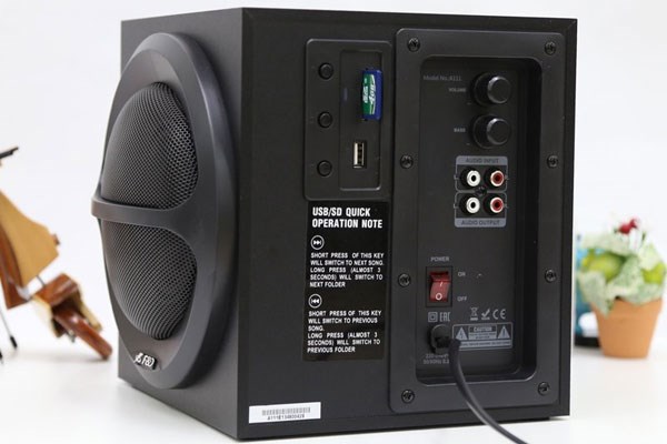 Các cổng kết nối ở mặt bên phải Loa vi tính 2.1 Fenda A111