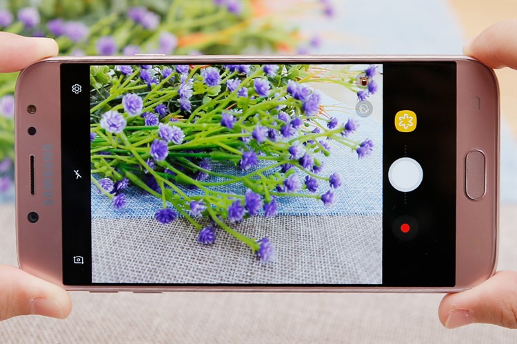 Điện thoại Samsung Galaxy J7 Pro