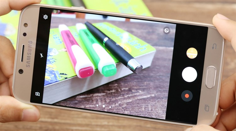 Điện thoại Samsung Galaxy J7 Pro