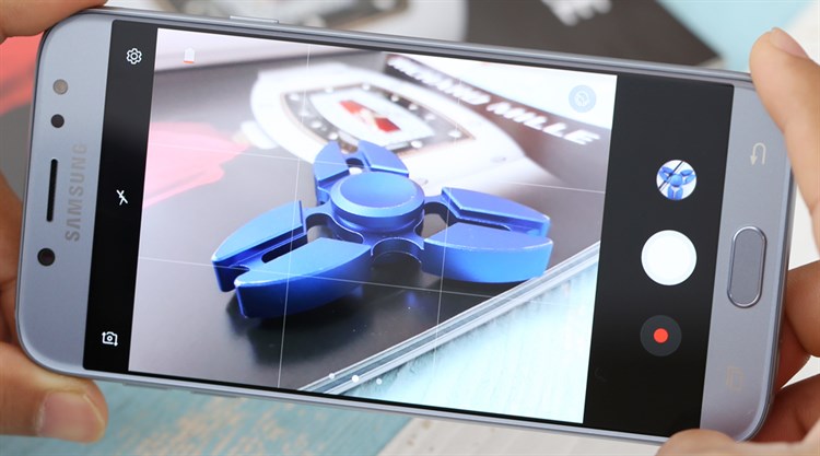 Điện thoại Samsung Galaxy J7 Pro