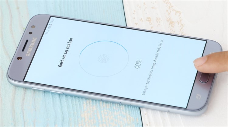 Điện thoại Samsung Galaxy J7 Pro