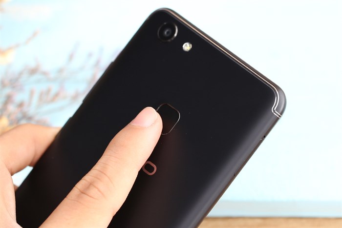 Điện thoại Vivo V7+ Màu Đen