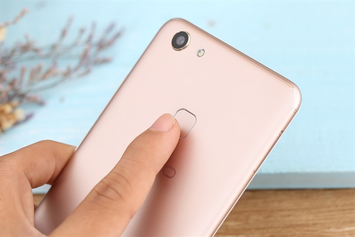 Điện thoại Vivo V7+ Màu Vàng đồng