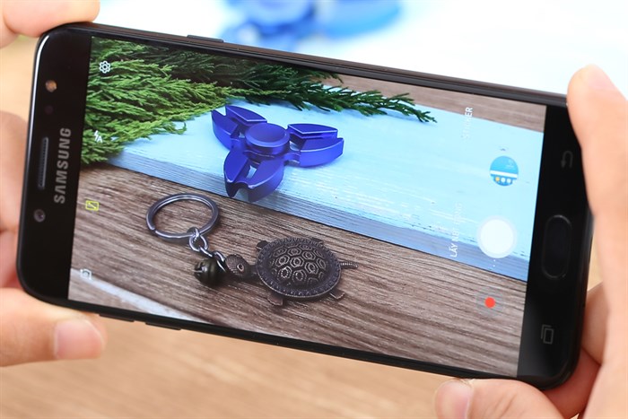 Điện thoại Samsung Galaxy J7+