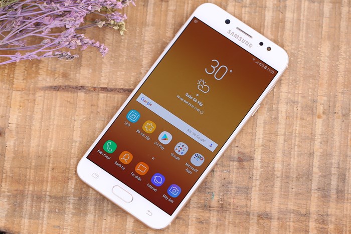 Điện thoại Samsung Galaxy J7+