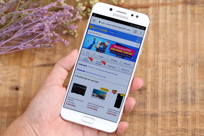 Điện thoại Samsung Galaxy J7+