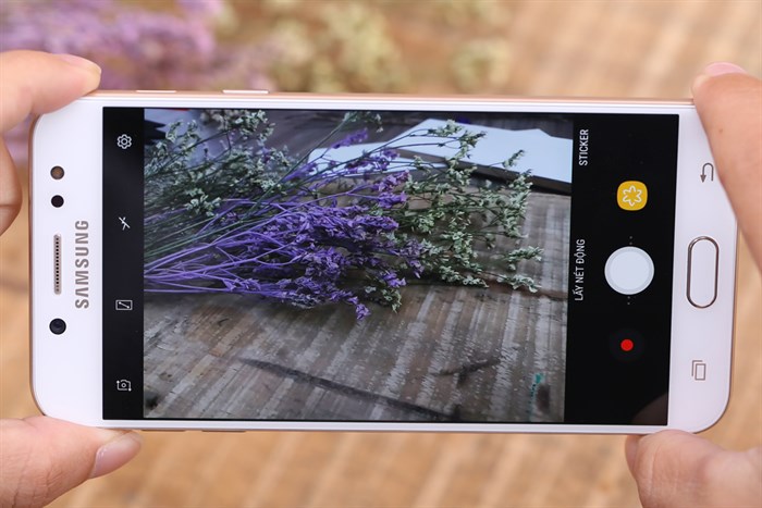 Điện thoại Samsung Galaxy J7+