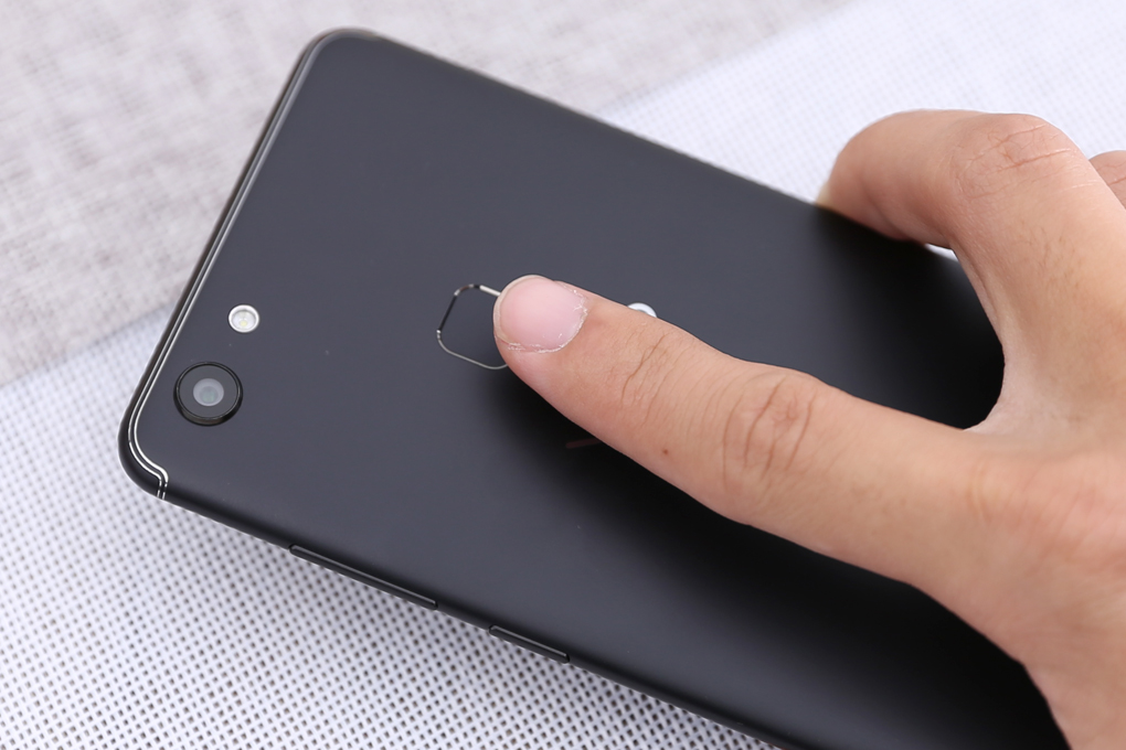 Điện thoại Vivo V7 Màu Đen