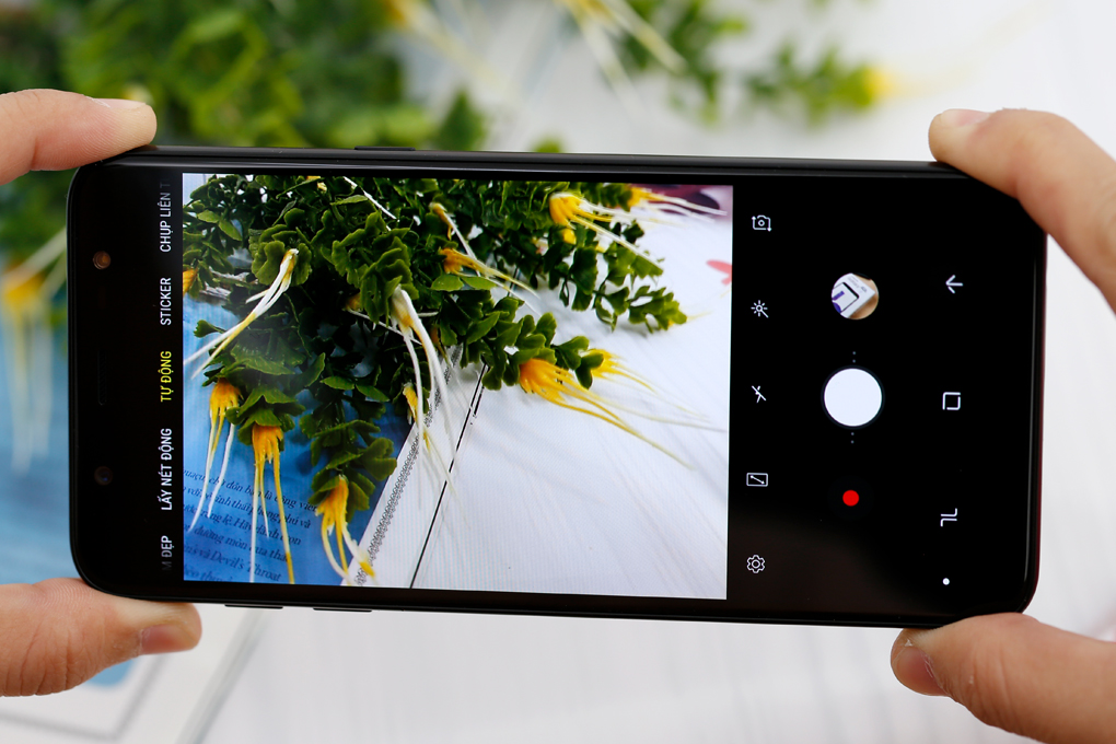 Điện thoại Samsung Galaxy J8