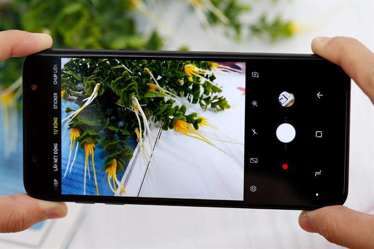 Điện thoại Samsung Galaxy J8