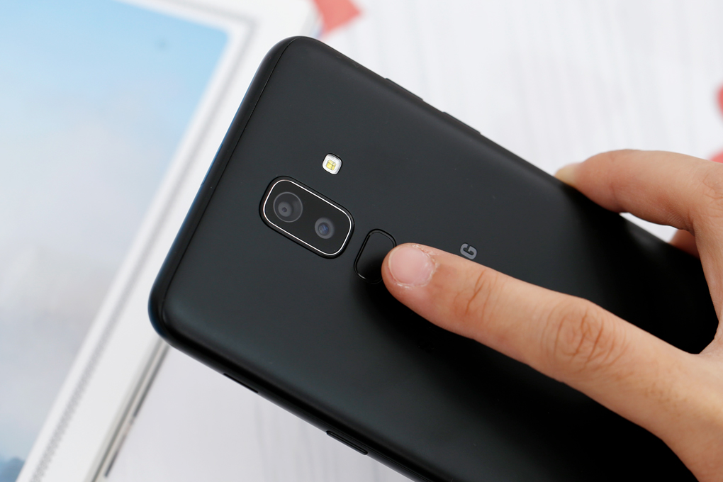 Điện thoại Samsung Galaxy J8