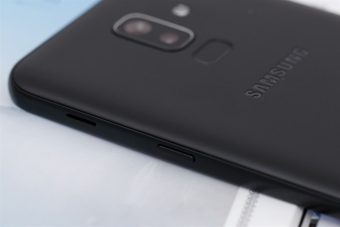 Điện thoại Samsung Galaxy J8