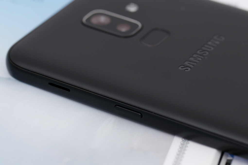 Điện thoại Samsung Galaxy J8