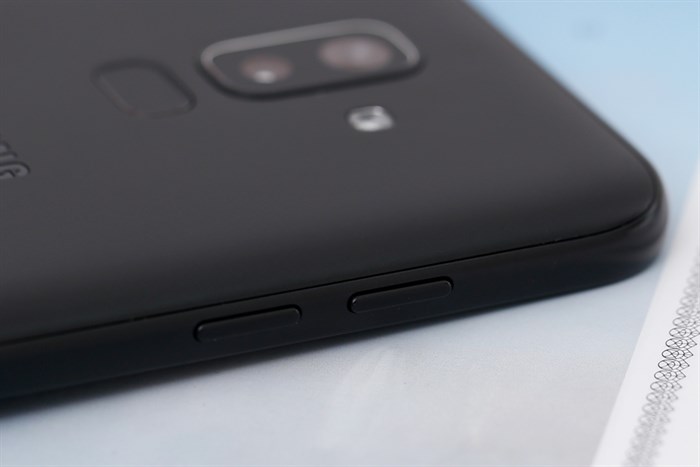 Điện thoại Samsung Galaxy J8