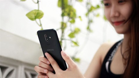 Điện thoại Samsung Galaxy J8 cho cảm giác cầm nắm chắc chắn