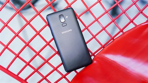 Thiết kế của điện thoại Samsung Galaxy J8