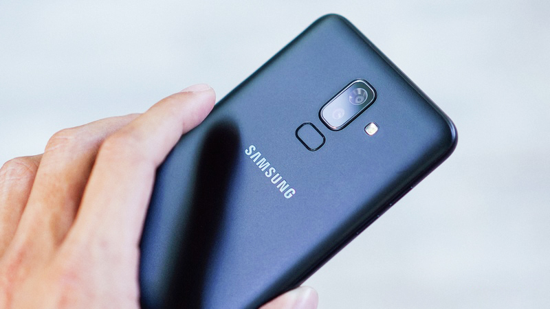 Cảm biến vân tay trên điện thoại Samsung Galaxy J8