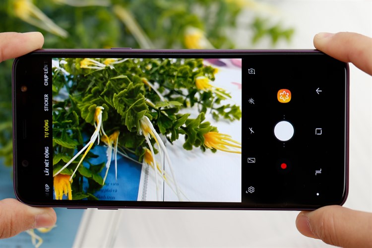 Điện thoại Samsung Galaxy J8